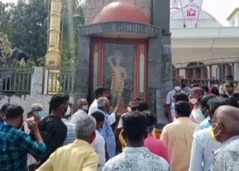 പള്ളിപുതുക്കി പണിയാൻ ബിഷപ്പ് അനുവാദം നൽകാത്തതിൽ പ്രതിഷേധിച്ച് വിശ്വാസികൾ പള്ളി ഉപരോധിച്ചു