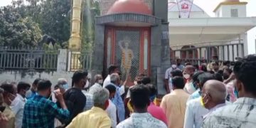 പള്ളിപുതുക്കി പണിയാൻ ബിഷപ്പ് അനുവാദം നൽകാത്തതിൽ പ്രതിഷേധിച്ച് വിശ്വാസികൾ പള്ളി ഉപരോധിച്ചു