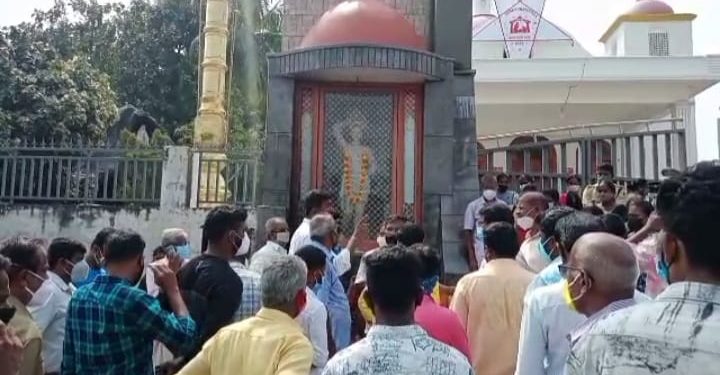 പള്ളിപുതുക്കി പണിയാൻ ബിഷപ്പ് അനുവാദം നൽകാത്തതിൽ പ്രതിഷേധിച്ച് വിശ്വാസികൾ പള്ളി ഉപരോധിച്ചു