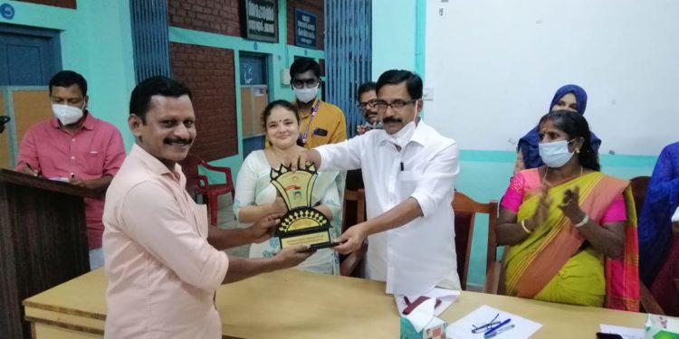 രജതജൂബിലി ആഘോഷത്തിന്റെ ഭാഗമായി ബ്ലോക്ക് പഞ്ചായത്ത് മെമ്പർമാരെ MLA കെ.ബാബു ആദരിച്ചു.