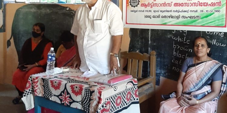 ഖാദി തൊഴിലാളികളുടെ മിനിമം വേതനം വർദ്ധിപ്പിക്കണം.