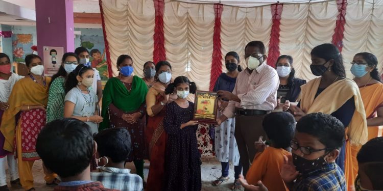 ഹൻഫ ഫാത്തിമയെ അനുമോദിച്ചു.