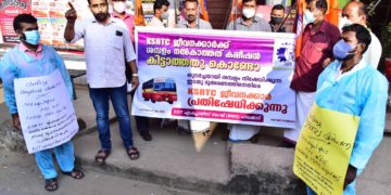 വേറിട്ട സമരമുറയുമായി കെ.എസ്.ആർ.ടി.സി. ജീവനക്കാർ