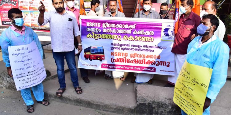 വേറിട്ട സമരമുറയുമായി കെ.എസ്.ആർ.ടി.സി. ജീവനക്കാർ