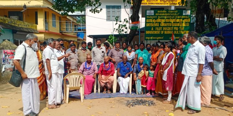 കു​ടി​ൽ​കെ​ട്ടി സ​മ​രം 70ാം ദി​ന​ത്തി​ൽ; ത​ല മു​ണ്ഡ​നം ചെ​യ്ത് പ്ര​തി​ഷേ​ധം