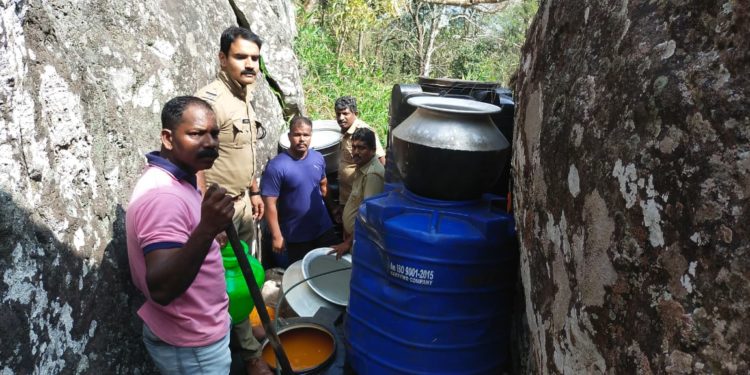 അട്ടപ്പാടിയില്‍ നിന്ന് 2400 ലിറ്റര്‍ വാഷും 150 ലിറ്റര്‍ ചാരായവും പിടിച്ചെടുത്തു