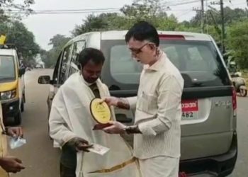 വികലാംഗനായ ലോട്ടറി കച്ചവടക്കാരനെ മങ്കര ഗ്രാമ പഞ്ചായത്ത്‌ ആദരിച്ചു