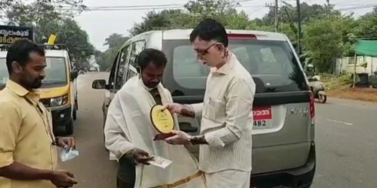 വികലാംഗനായ ലോട്ടറി കച്ചവടക്കാരനെ മങ്കര ഗ്രാമ പഞ്ചായത്ത്‌ ആദരിച്ചു