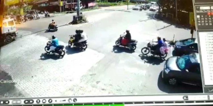 കൽമണ്ഡപം  ബൈപ്പാസിൽ വാഹനാപകടം.  യാത്രക്കാരി തലനാരിഴയ്ക്ക് രക്ഷപ്പെട്ടു.