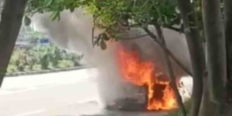 കഞ്ചിക്കോട് ഓടിക്കൊണ്ടിരിക്കുന്ന കാർ കത്തി നശിച്ചു: യാത്രക്കാർ ഓടിരക്ഷപ്പെട്ടത്തിനാൽ വൻ ദുരന്തം ഒഴിവായി