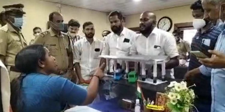 യൂത്ത് കോൺഗ്രസ്  നഗരസഭ ചെയർപേഴ്സണെ ഉപരോധിച്ചു