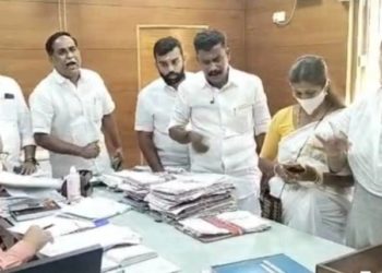നഗരസഭാ സെക്രട്ടറിയെ യുഡിഎഫ് കൗൺസിലർമാർ ഉപരോധിച്ചു
