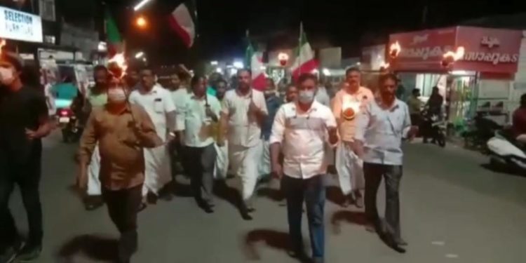 ആർ.എസ്.എസിൻ്റെ വംശീയ ഉന്മൂലനത്തിനെതിരെ പന്തം കൊളുത്തി പ്രതിഷേധം