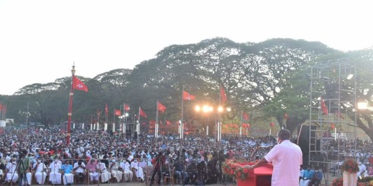 പൊതുസമ്മേളനം മുഖ്യമന്ത്രി പിണറായി വിജയൻ ഉദ്‌ഘാടനം ചെയ്ത്‌ സംസാരിക്കുന്നു