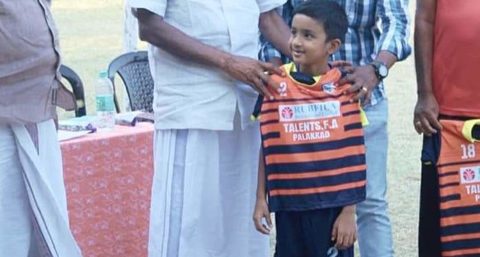 ടാലെന്റ്സ് ഫുട്ബോൾ അക്കാഡമിയുടെ യൂണിഫോം വിതരണം ചെയ്തു