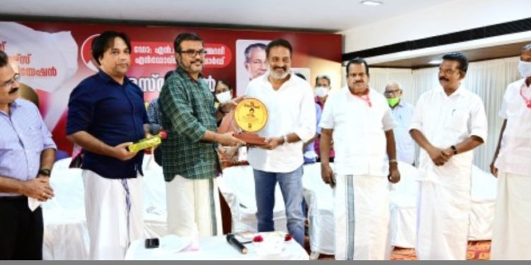 ഫാസിസത്തിനെതിരെ നിരന്തരം ശബ്‌ദമുയർത്തണം: പ്രകാശ്‌രാജ്‌