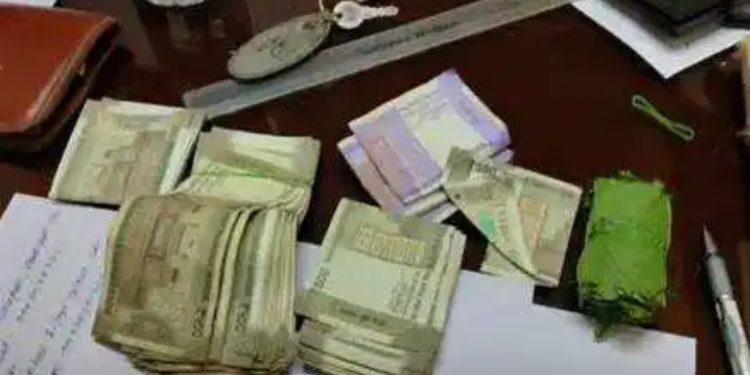 വാളയാര്‍ ആര്‍ടിഒ ചെക്ക് പോസ്റ്റില്‍ വിജിലന്‍സ് മിന്നല്‍ റെയ്ഡ്; 67000 രൂപ പിടിച്ചെടുത്തു