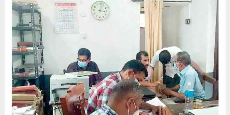 വില്ലേജ് ഓഫിസിൽ വിജിലൻസ് പരിശോധന; 50000. കൈക്കൂലി വാങ്ങിയ ഉദ്യോഗസ്ഥർ റിമാൻഡിൽ