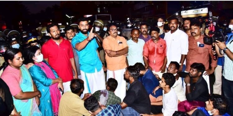 മുസ്‌ലിം ജഡ്ജി, മുസ്‌ലിം പ്രതിക്ക് ജാമ്യം നല്‍കി’; വര്‍ഗീയ പരാമര്‍ശം നടത്തിയ യുവമോര്‍ച്ച അധ്യക്ഷനെതിരേ പരാതി