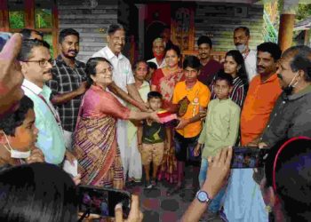 വാരണി പുഴയിൽ അകപ്പെട്ടവരെ  രക്ഷിച്ച കുട്ടികളെ എ.പ്രഭാകരൻ എം.എൽ.എ ആദരിച്ചു