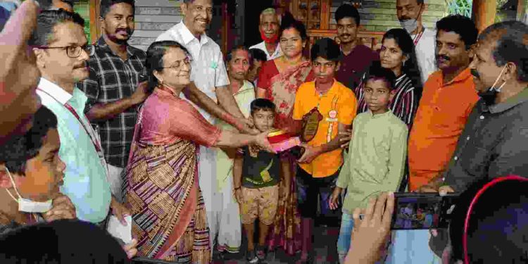 വാരണി പുഴയിൽ അകപ്പെട്ടവരെ  രക്ഷിച്ച കുട്ടികളെ എ.പ്രഭാകരൻ എം.എൽ.എ ആദരിച്ചു