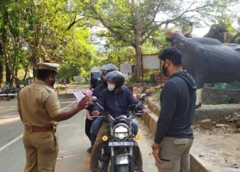 വിനോദ യാത്രികർക്ക് ബോധവൽക്കരണ സന്ദേശവുമായി യുവാക്കൾ രംഗത്ത്.