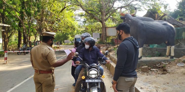 വിനോദ യാത്രികർക്ക് ബോധവൽക്കരണ സന്ദേശവുമായി യുവാക്കൾ രംഗത്ത്.
