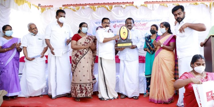 അധ്യാപക ശ്രേഷ്ഠൻ ഹാറൂൺമാസ്റ്റർക്ക് യാത്രയയപ്പ് നൽകി