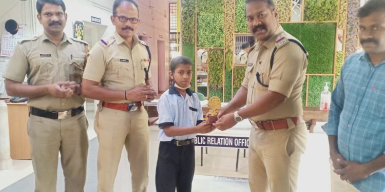 പുഴയിൽ വീണ മൂന്നു ജീവൻ രക്ഷിച്ച അശ്വിനെ ആദരിച്ചു