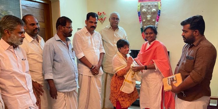 പത്മശ്രീ സുനിതാകൃഷ്ണനെ രമ്യാ ഹരിദാസ് MP സന്ദർശിച്ചു.