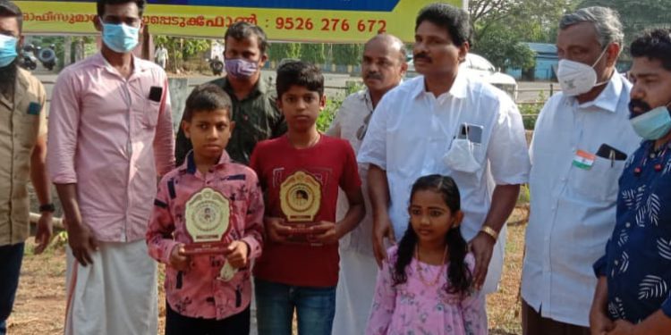 കുരുന്നുകളെ ആദരിച്ചു.