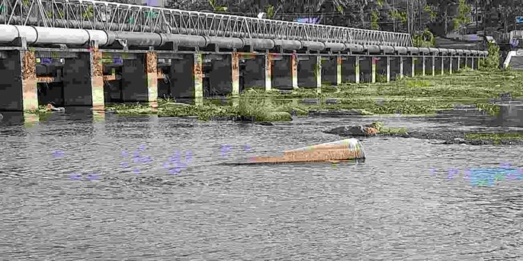 പൊട്ടിയ പൈപ്പ് ഇപ്പഴുംപുഴയിൽ തന്നെ.