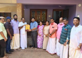 കേരള അഡ്‌മിനിസ്‌ട്രേറ്റീവ് സർവീസ് പരീക്ഷയിൽ വിജയം  മൻമോഹനന് ഉപഹാരം നൽകി.
