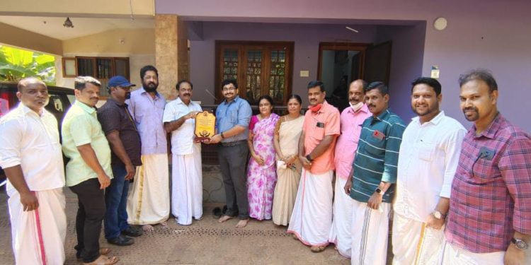 കേരള അഡ്‌മിനിസ്‌ട്രേറ്റീവ് സർവീസ് പരീക്ഷയിൽ വിജയം  മൻമോഹനന് ഉപഹാരം നൽകി.