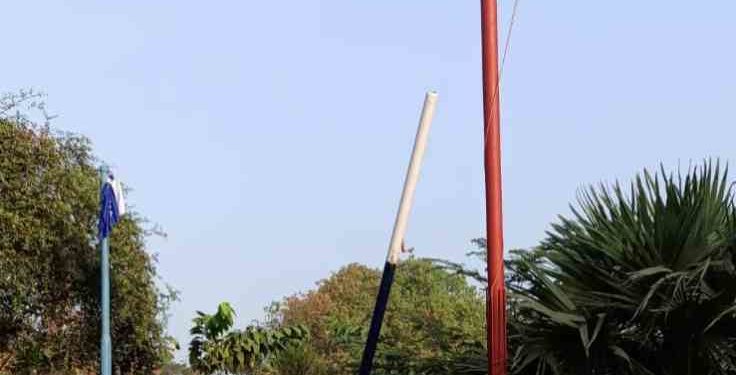 വിക്ടോറിയ കോളേജിൽ കൊടിമരവും ചുമരെഴുത്തുകളും നശിപ്പിക്കപ്പെട്ട നിലയിൽ