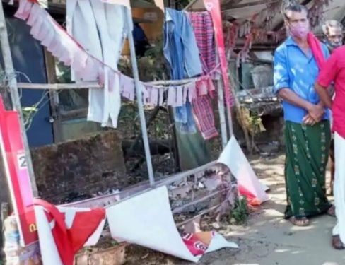സി.പി.എം സമ്മേളനത്തിന്റെ ഫ്ലക്സ് ബോര്ഡുകളും കൊടിമരങ്ങളും വ്യാപകമായി നശിപ്പിച്ചു.