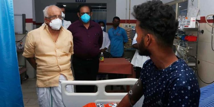 ചികിത്സയിൽ കഴിയുന്ന ബാബുവിനെ മന്ത്രി കെ. കൃഷ്ണൻകുട്ടി സന്ദർശിച്ചു