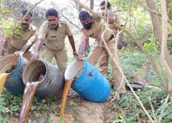 അട്ടപ്പാടിയിൽ നിന്നും  കുഴിച്ചിട്ട നിലയിൽ 300 ലിറ്റർ വാഷ് കണ്ടെടുത്തു