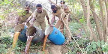 അട്ടപ്പാടിയിൽ നിന്നും  കുഴിച്ചിട്ട നിലയിൽ 300 ലിറ്റർ വാഷ് കണ്ടെടുത്തു