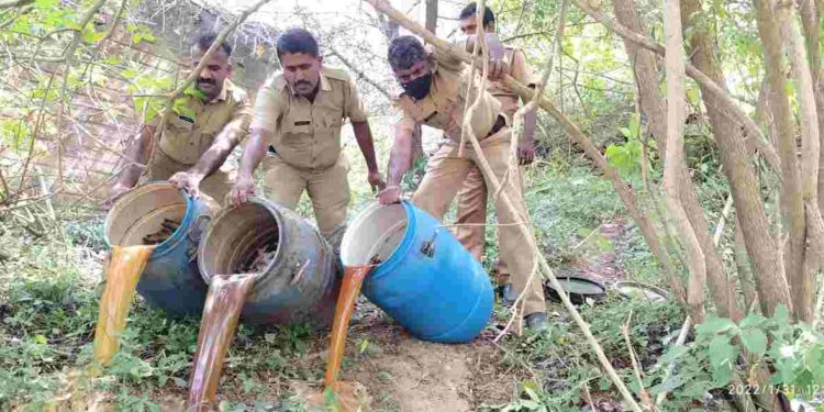 അട്ടപ്പാടിയിൽ നിന്നും  കുഴിച്ചിട്ട നിലയിൽ 300 ലിറ്റർ വാഷ് കണ്ടെടുത്തു