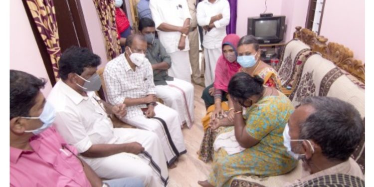 ആത്മഹത്യ ചെയ്ത വിദ്യാർഥിനി ബീനയുടെ വീട്‌ എസ്‌സി –- എസ്‌ടി കമീഷൻ അംഗം എസ്‌ അജയകുമാർ സന്ദർശിച്ചു.