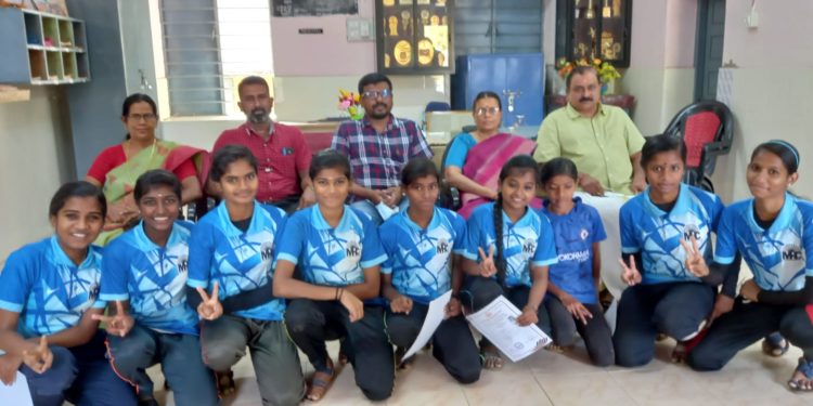 ഹോക്കി ടീമിനെ അനുമോദിച്ചു.