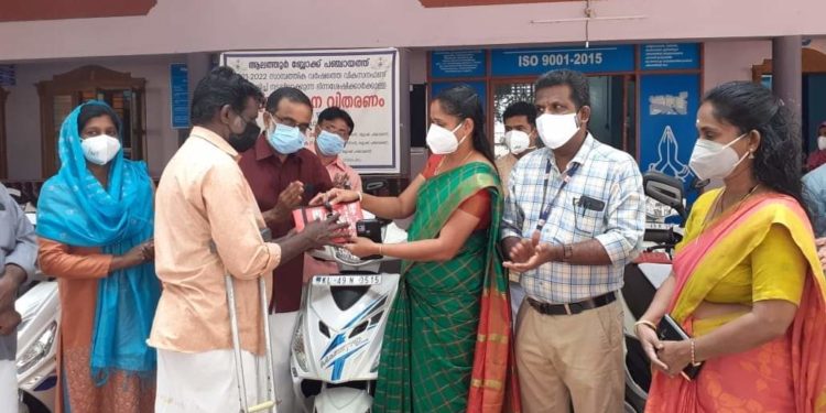 ഭിന്നശേഷിക്കാർക്ക് വാഹനം നൽകി