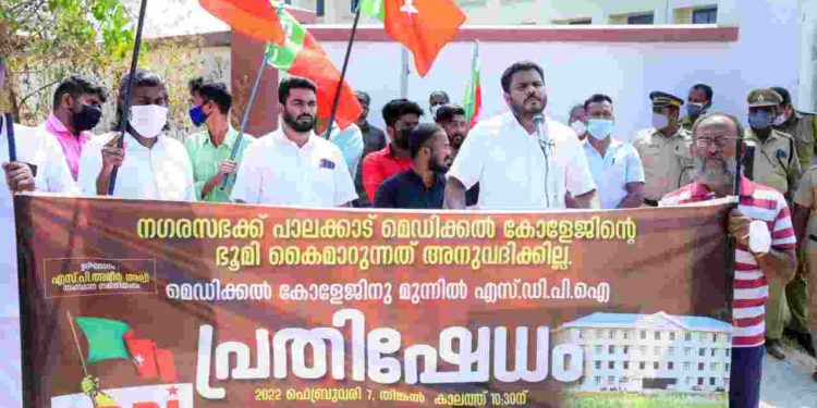 പാലക്കാട് മെഡിക്കൽ കോളേജിനെ തകർക്കാനുള്ള നീക്കത്തിന് പിന്നിൽ സംവരണ വിരുദ്ധർ എസ് ഡി പി ഐ.