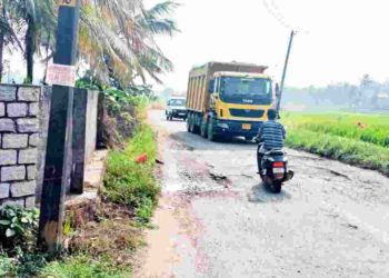 പല്ലാവൂർ-കുനിശ്ശേരി. ദുരിത പാത ഉദ്യേഗത്തിൻ്റെ മുൾമുനയിൽ യാത്രികർ.