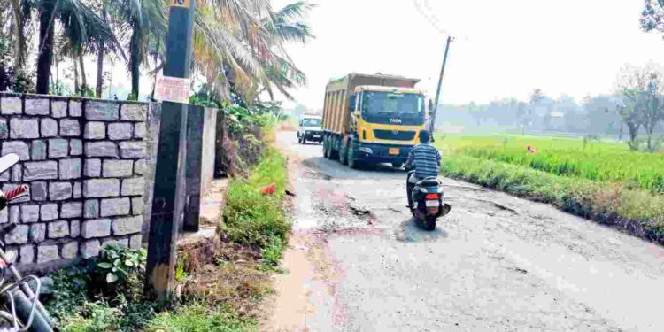 പല്ലാവൂർ-കുനിശ്ശേരി. ദുരിത പാത ഉദ്യേഗത്തിൻ്റെ മുൾമുനയിൽ യാത്രികർ.