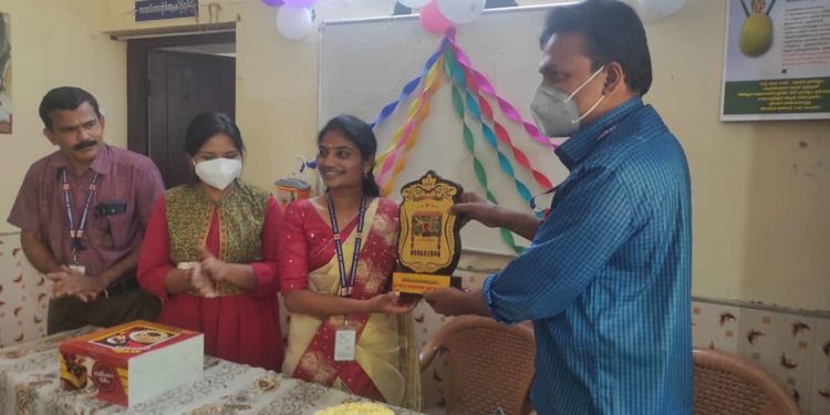 സ്കൂൾ ഹെൽത്ത്‌ നഴ്സ് അഞ്ജലി വിജയന് യാത്രയയപ്പ് നൽകി