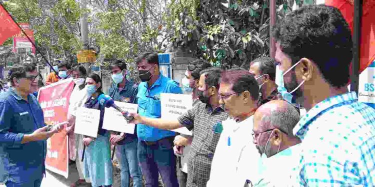 ചാനൽ നിരോധനത്തിൽ പ്രതിഷേധിച്ചു