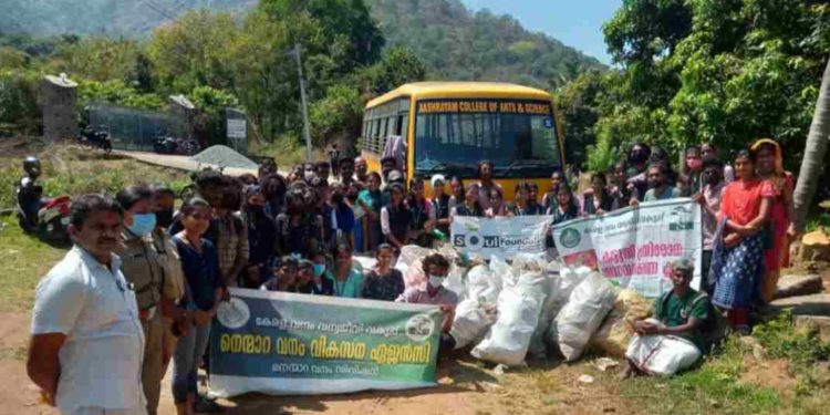 പുനർജനി പ്ലാസ്റ്റിക് നിർമാർജ്ജനയജ്ഞത്തിന്   സീതാർകുണ്ടിൽ തുടക്കമായി