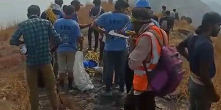 ചെറാട്  കാല്‍ വഴുതി പാറയിടുക്കില്‍ കുടുങ്ങിയ യുവാവിനെ രക്ഷിക്കാൻ തൃശ്ശൂരില്‍ നിന്നും എന്‍ഡിആര്‍എഫ് സംഘം പുറപ്പെട്ടു